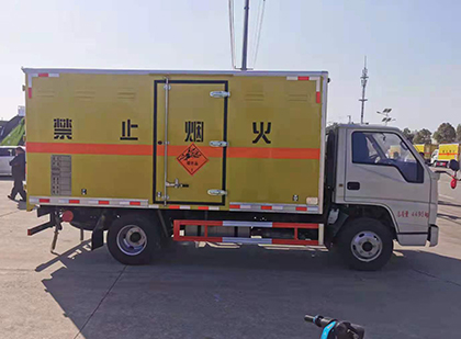 独山爆破器材运输车工人安全操作规范与智能技术保障